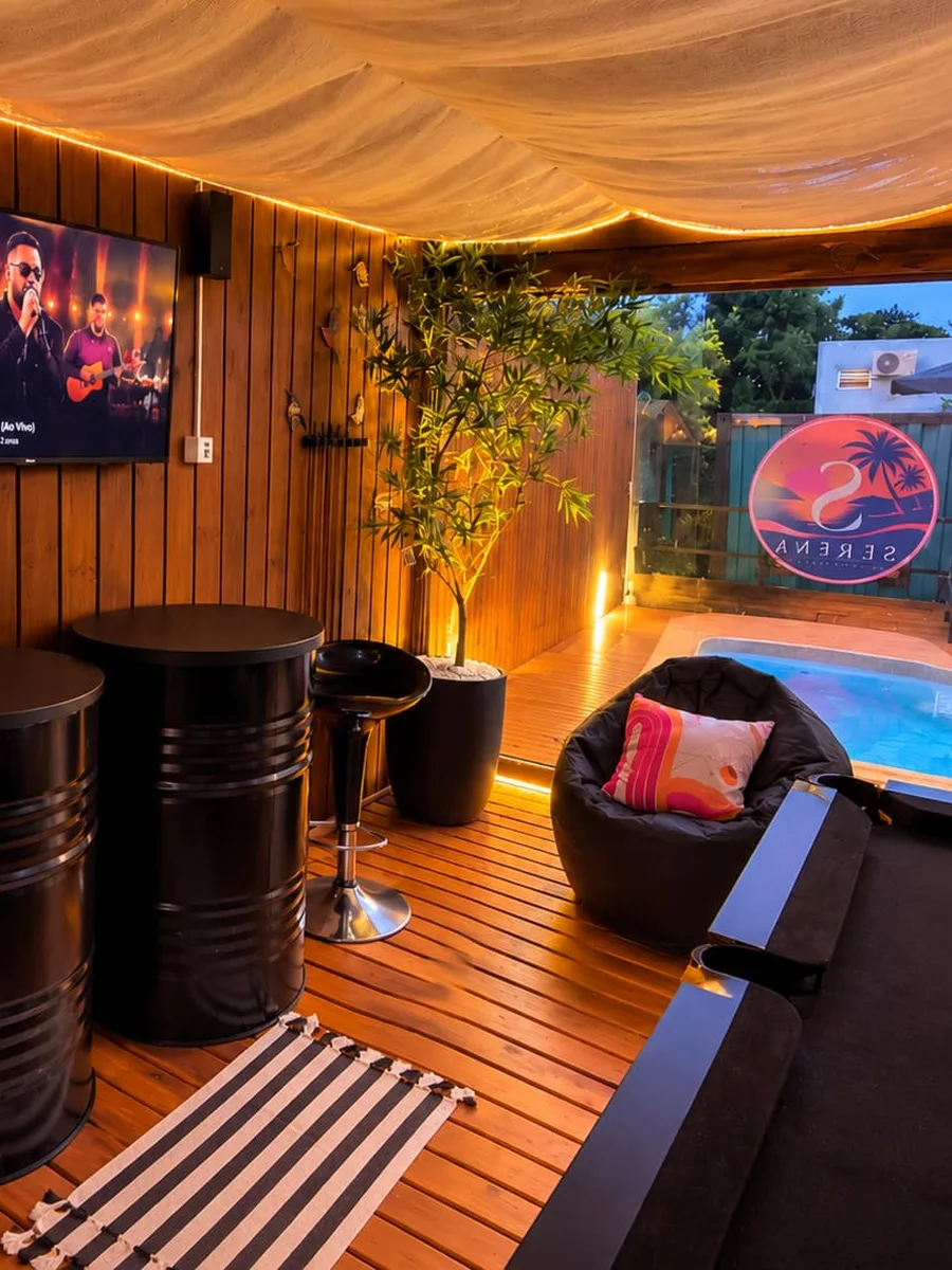 Área de convivência com sinuca e TV, ao lado da piscina