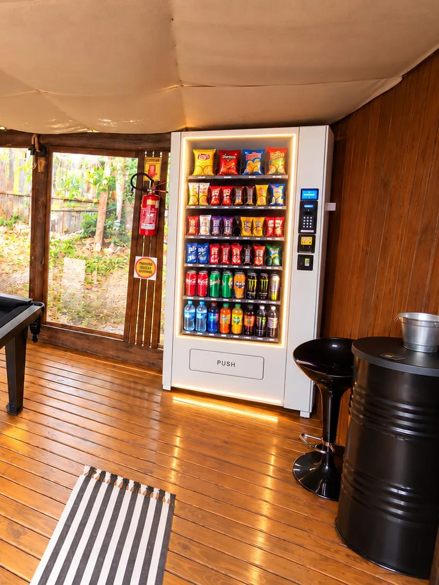 Máquina de conveniência com salgadinhos e bebidas