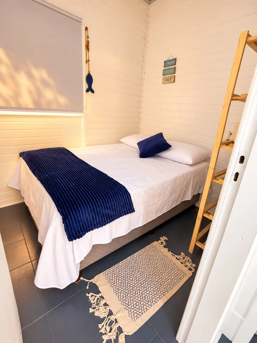 Quarto com cama de casal e ar-condicionado