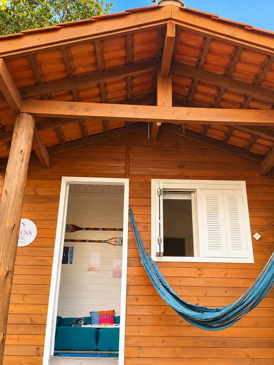 Entrada do Loft Aruna, com rede na varanda